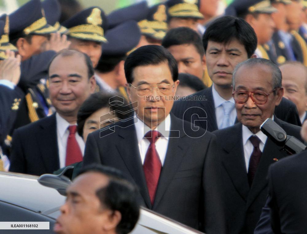 Chinese Pres. Hu arrives in Cambodia