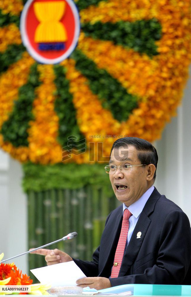 Hun Sen at press conference
