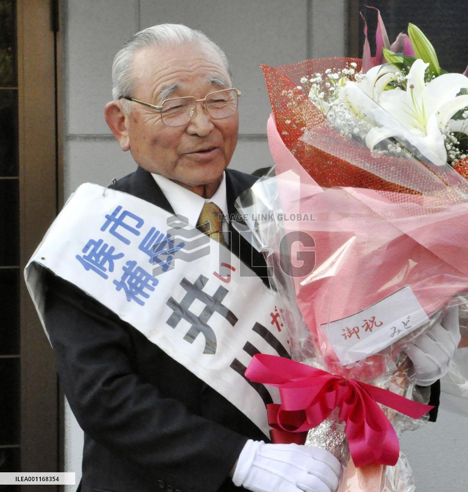 Oldest serving mayor wins 4th term at 82