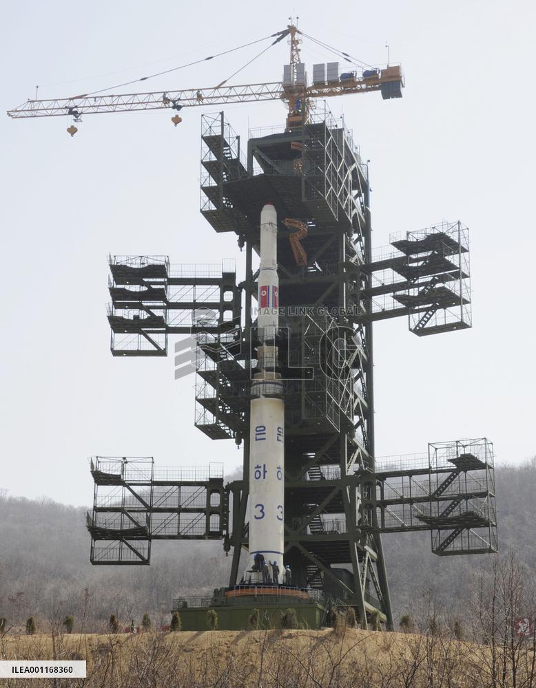 N. Korea shows rocket to foreign media