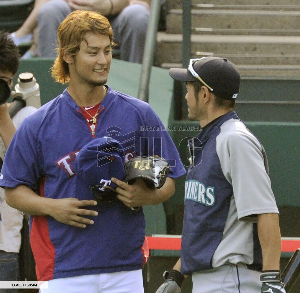 Darvish chats with Ichiro