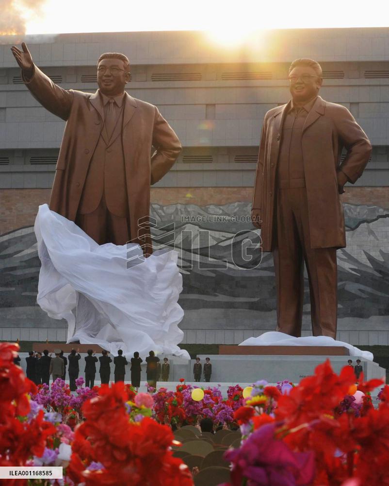 Statues of Kim Il Sung and Kim Jong Il