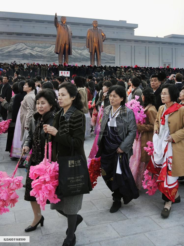Citiens in Pyongyang after unveiling ceremony