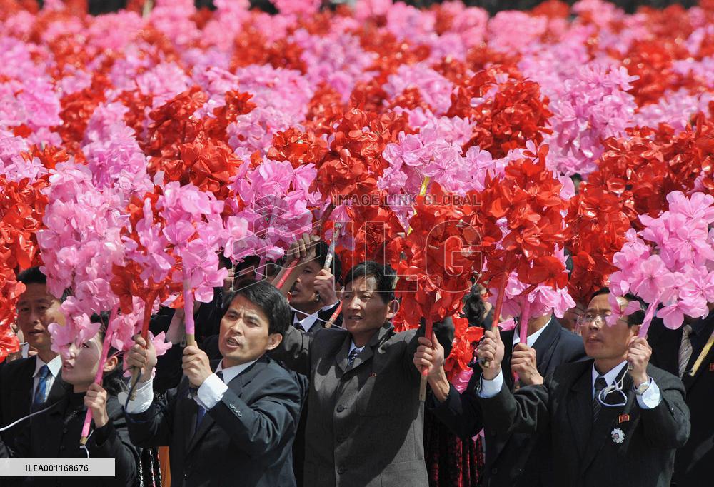 Crowd cheers for Kim Jong Un