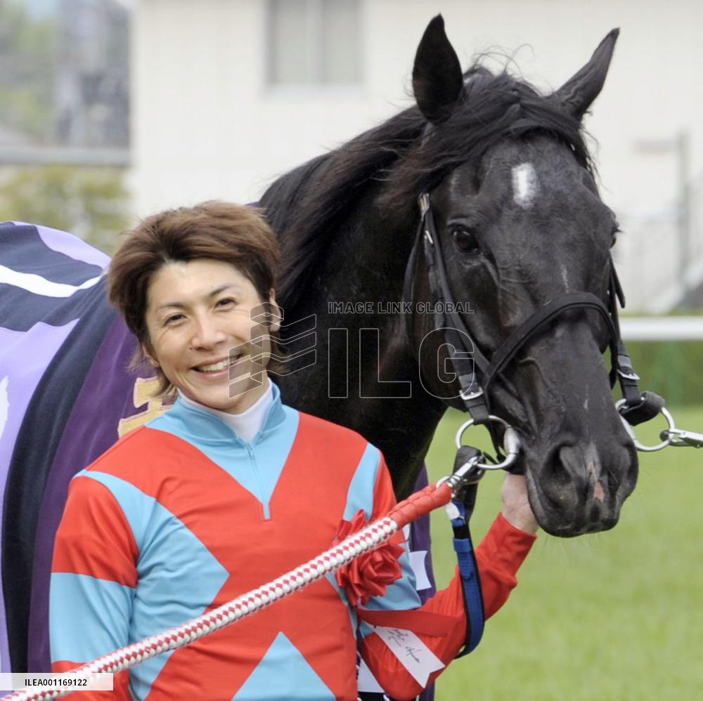 Beat Black wins Tenno-sho