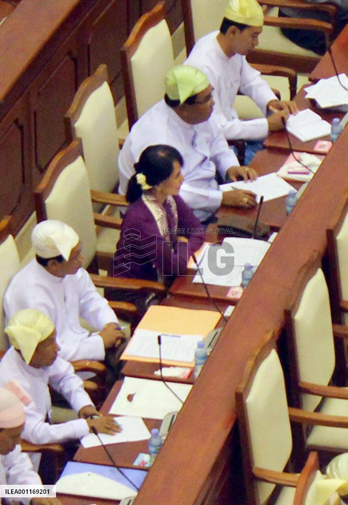 Suu Kyi takes parliamentary oath