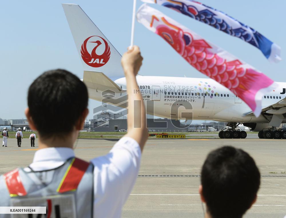 JAL all-male-crewed flight marks boys' festival