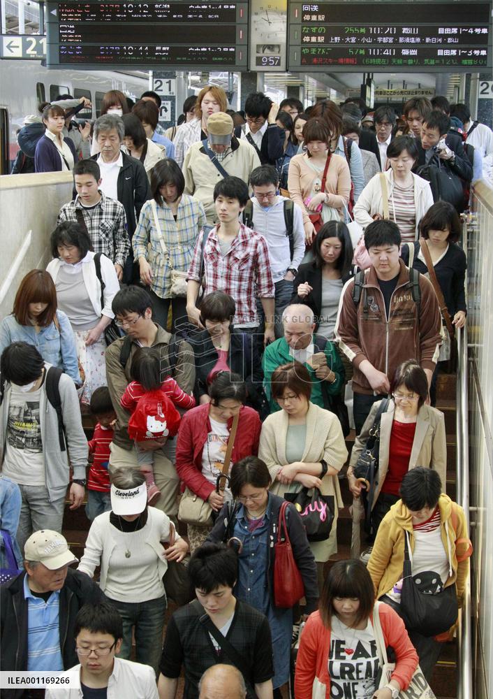 Rush of Golden Week returning travelers