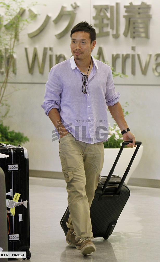Nagatomo arrives in Japan