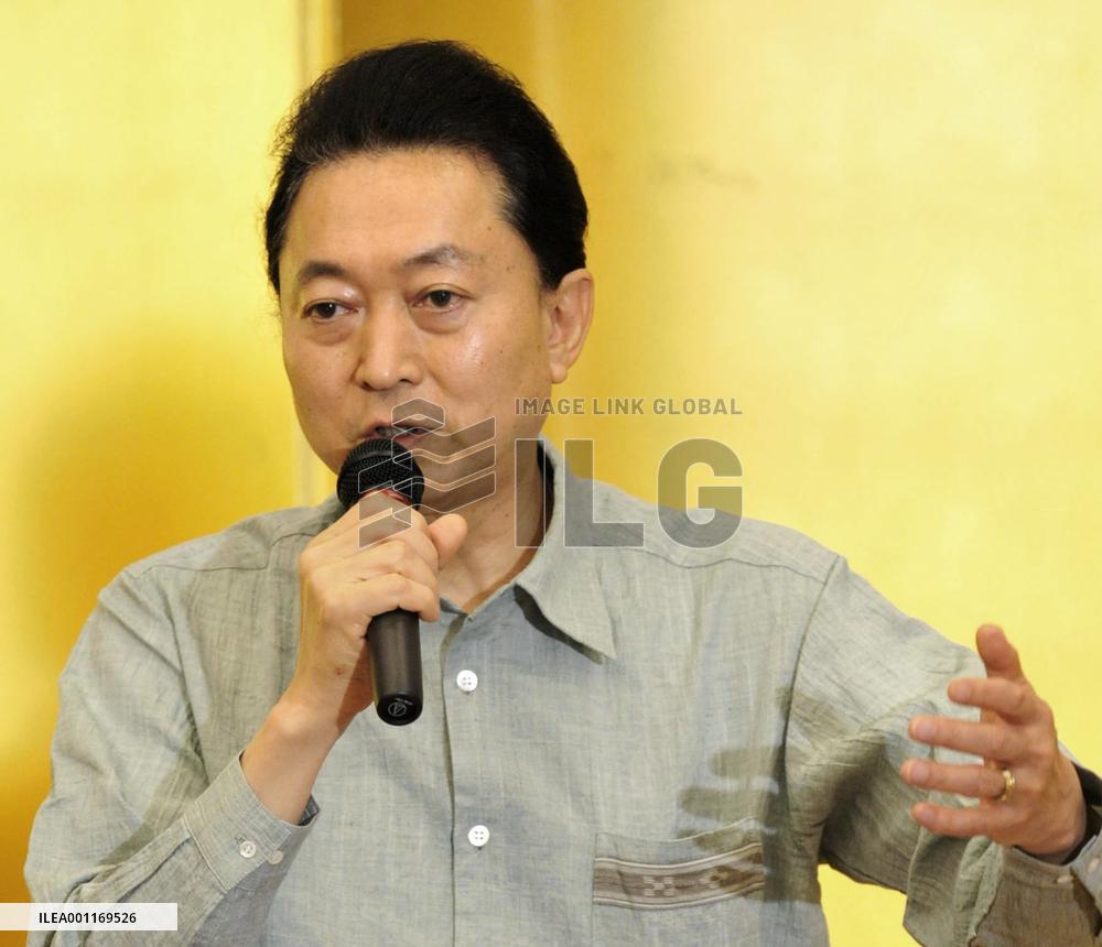 Ex-PM Hatoyama apologizes to Okinawans