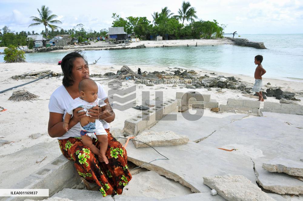 Kiribati people in fear of submergence