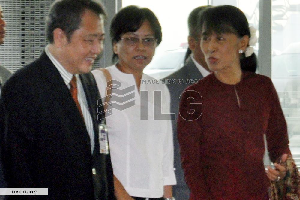 Suu Kyi returns home from Thailand