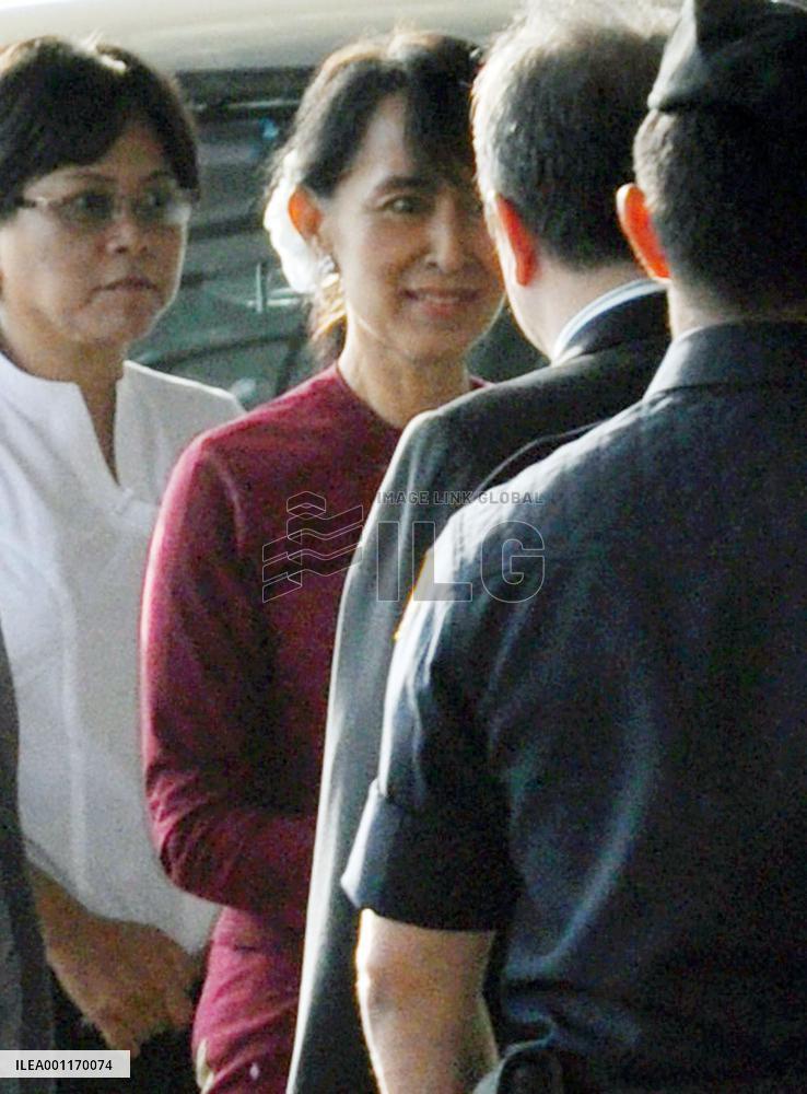Suu Kyi returns home from Thailand