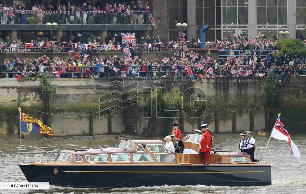 Queen's diamond jubilee pageant on Thames