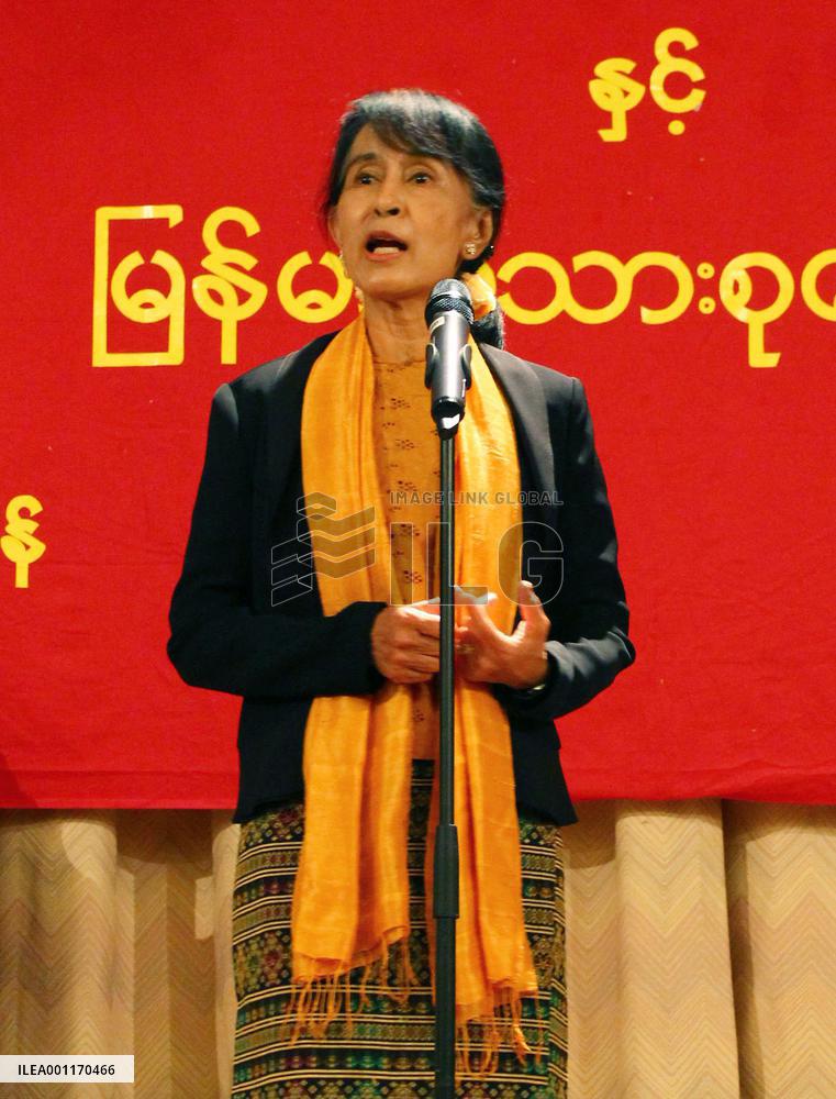 Suu Kyi meets compatriots in Norway