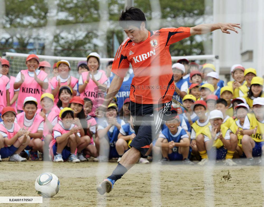 Kagawa with Tohoku children