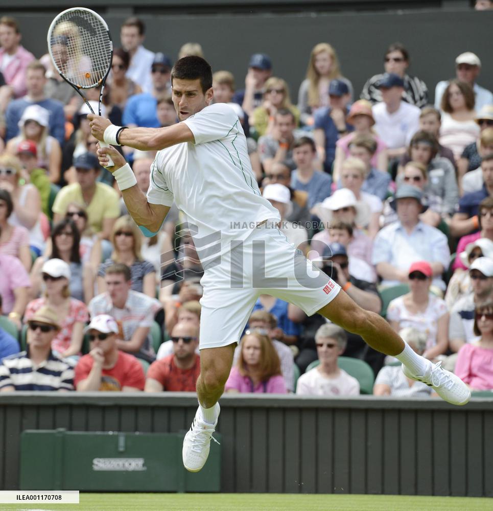 Djokovic advances to 2nd round at Wimbledon