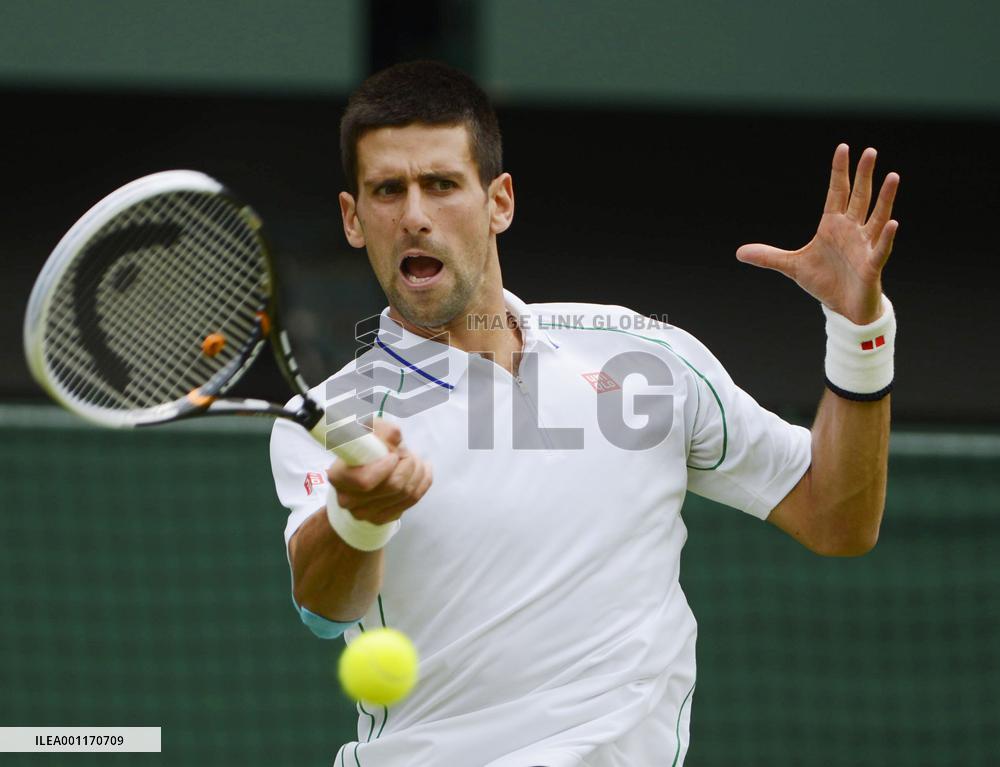 Djokovic advances to 2nd round at Wimbledon