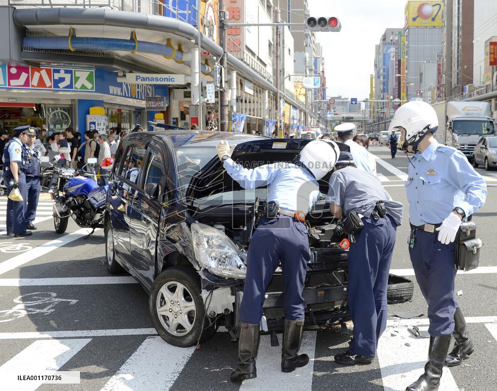 Runaway minivan in Osaka