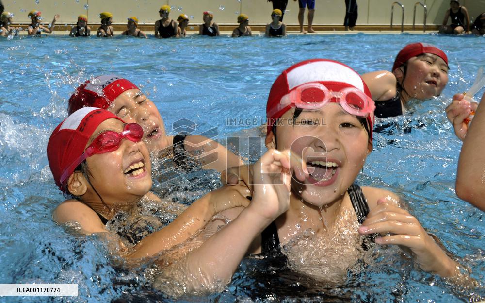 Outdoor swimming classes resume in Fukushima city