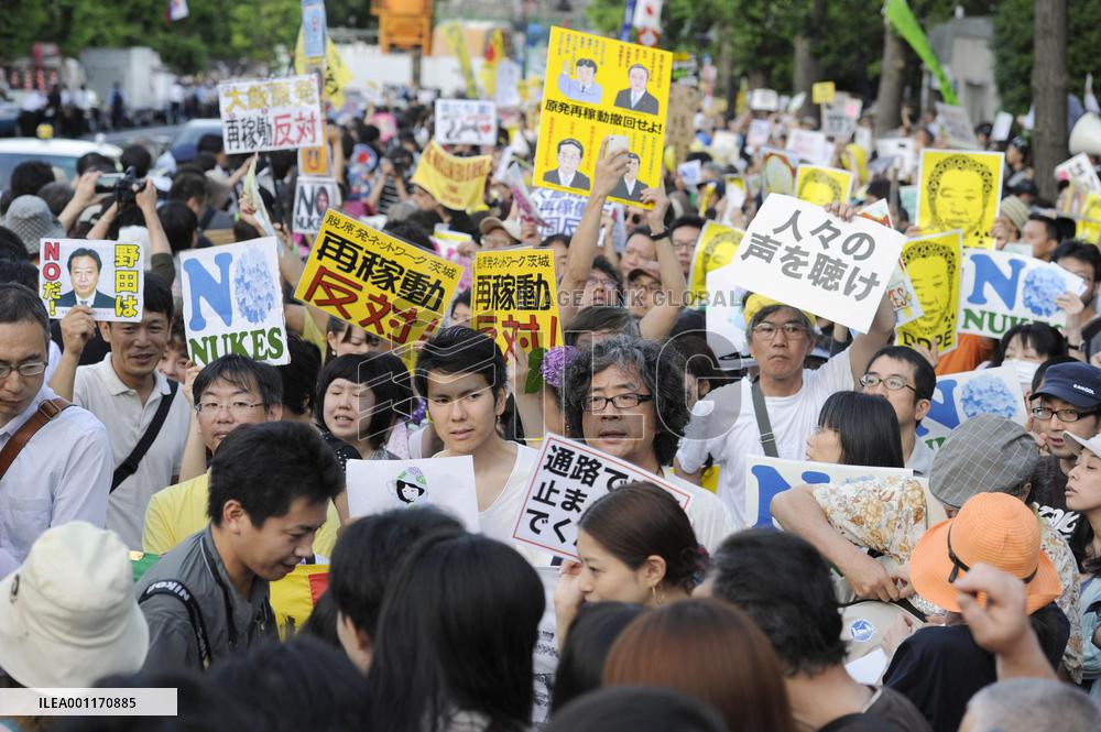 Antinuclear protesters rally near PM's office