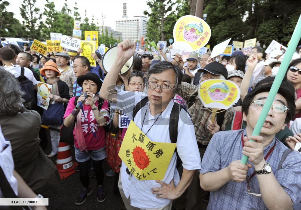 Antinuclear protesters rally near PM's office