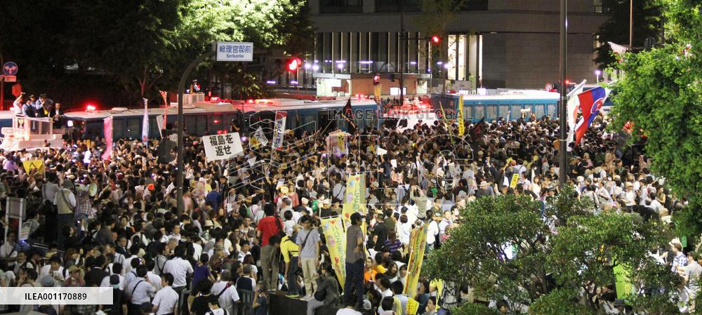 Antinuclear protesters rally near PM's office