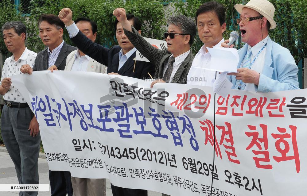 Japan, S. Korea put off signing of military pact