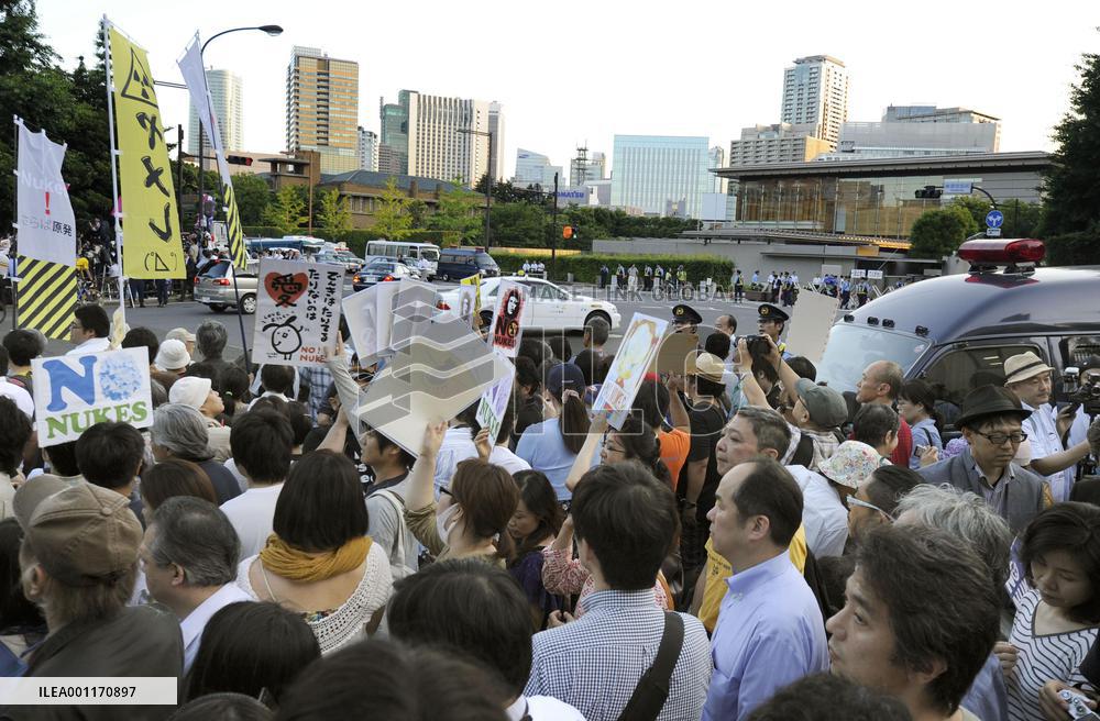 Antinuclear protesters rally near PM's office