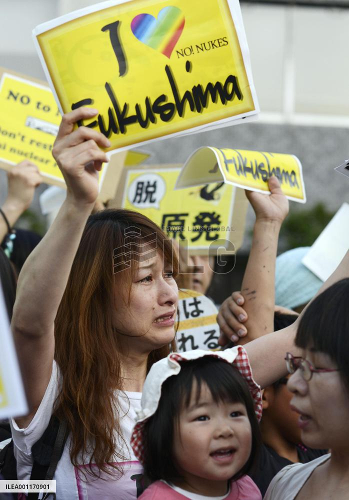 Antinuclear protesters rally near PM's office