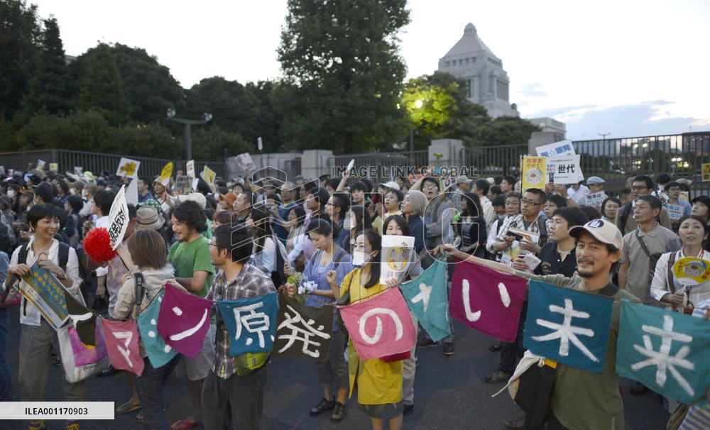 Antinuclear protesters rally near PM's office