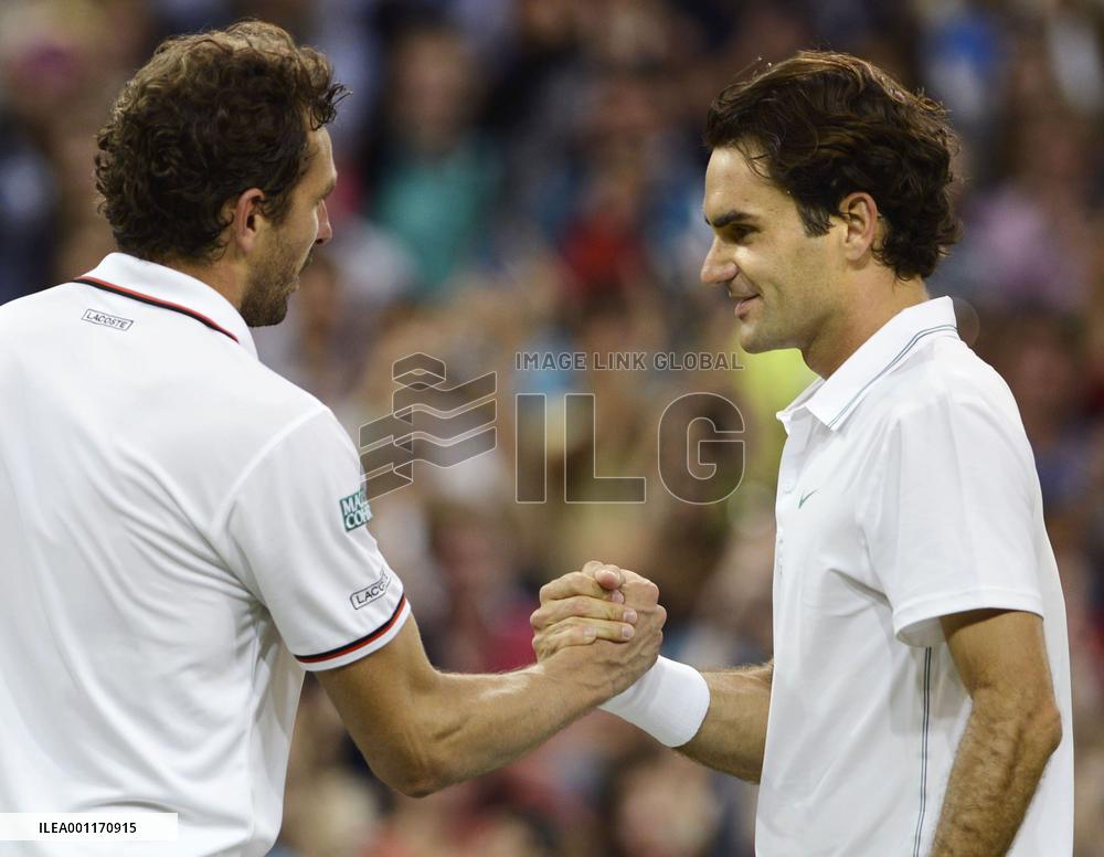 Federer advances to 4th round at Wimbledon