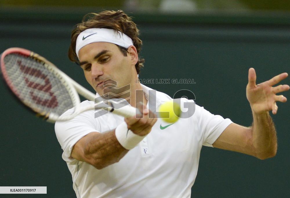 Federer advances to 4th round at Wimbledon