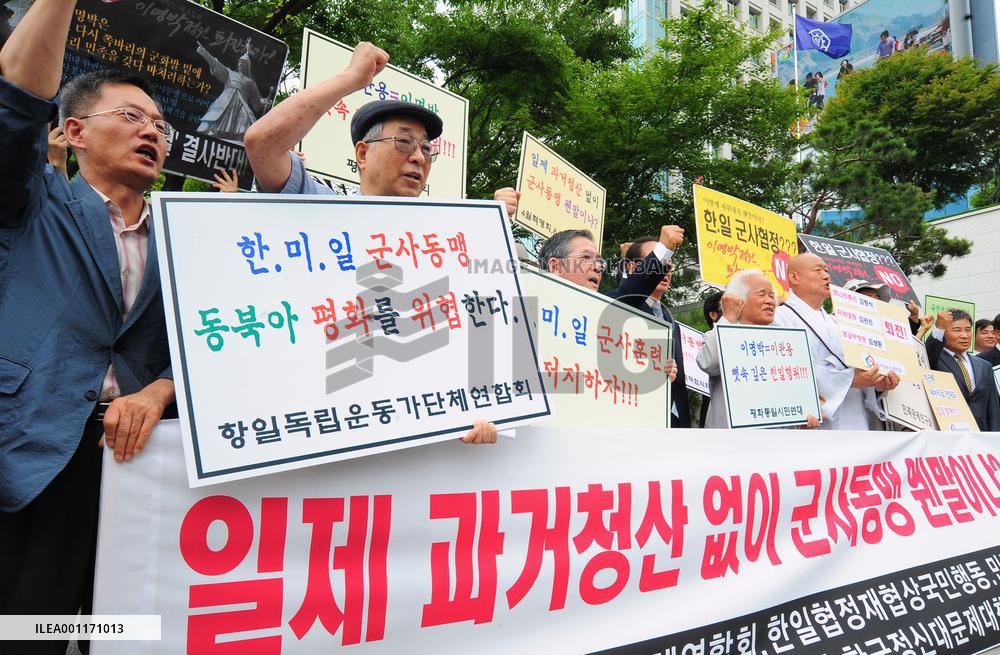 Opposing Japan-S. Korea pact