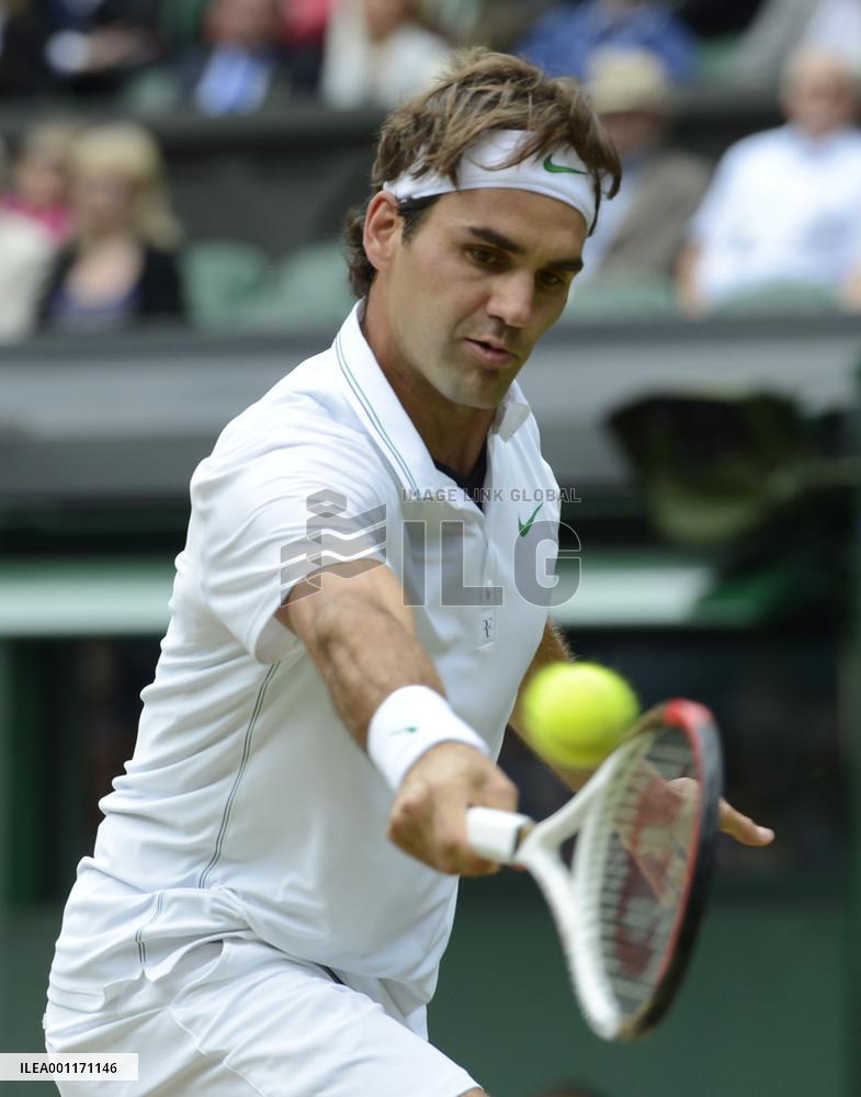 Federer advances to semifinals at Wimbledon