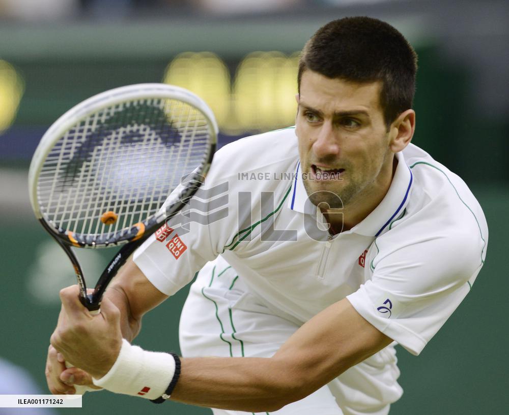 Djokovic defeated by Federer at Wimbledon