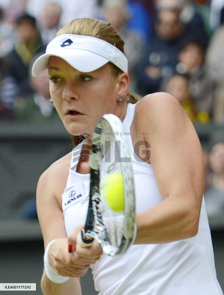 Radwanska defeated by Serena Williams at Wimbledon