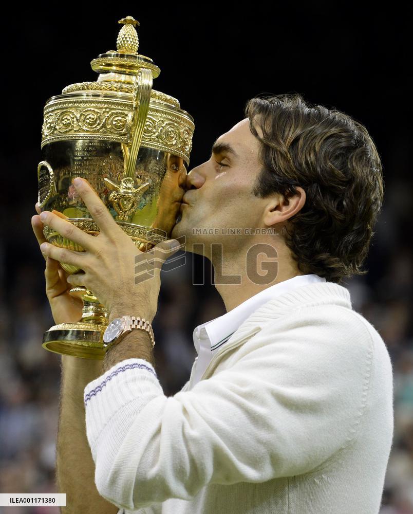 Federer wins men's singles at Wimbledon