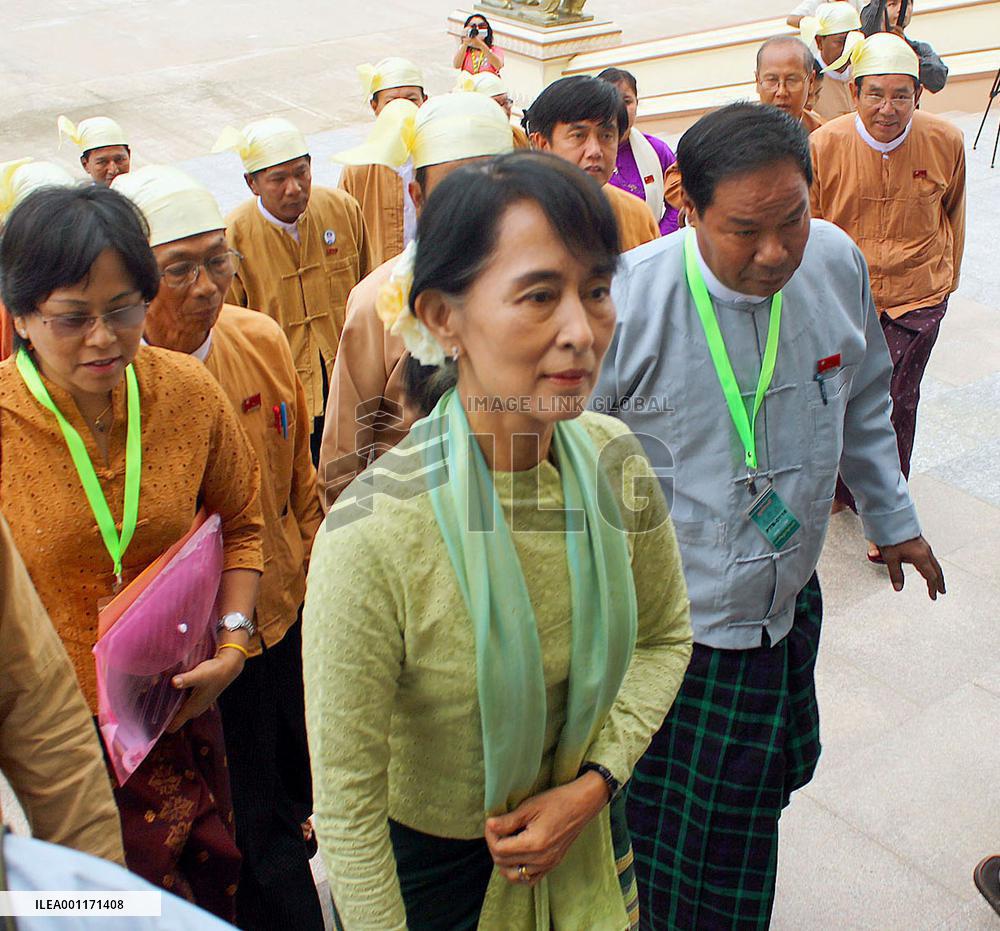 Suu Kyi attends parliament