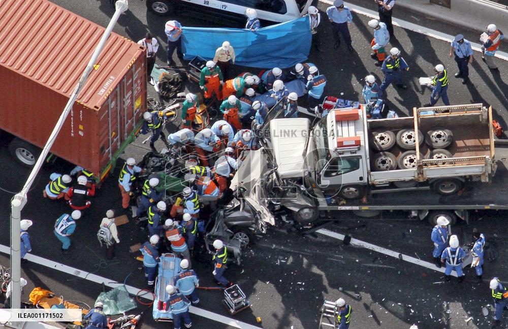 4 die, 2 injured in pileup on Tokyo metropolitan expressway