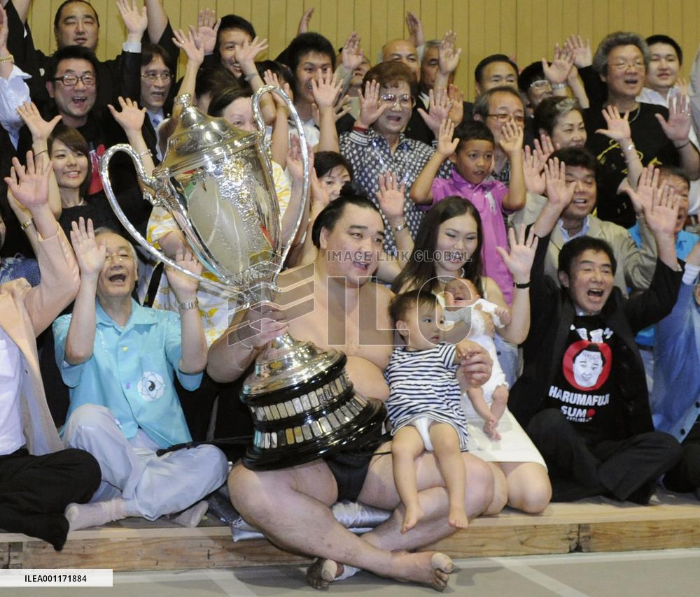 Harumafuji defeats Hakuho to win Nagoya basho