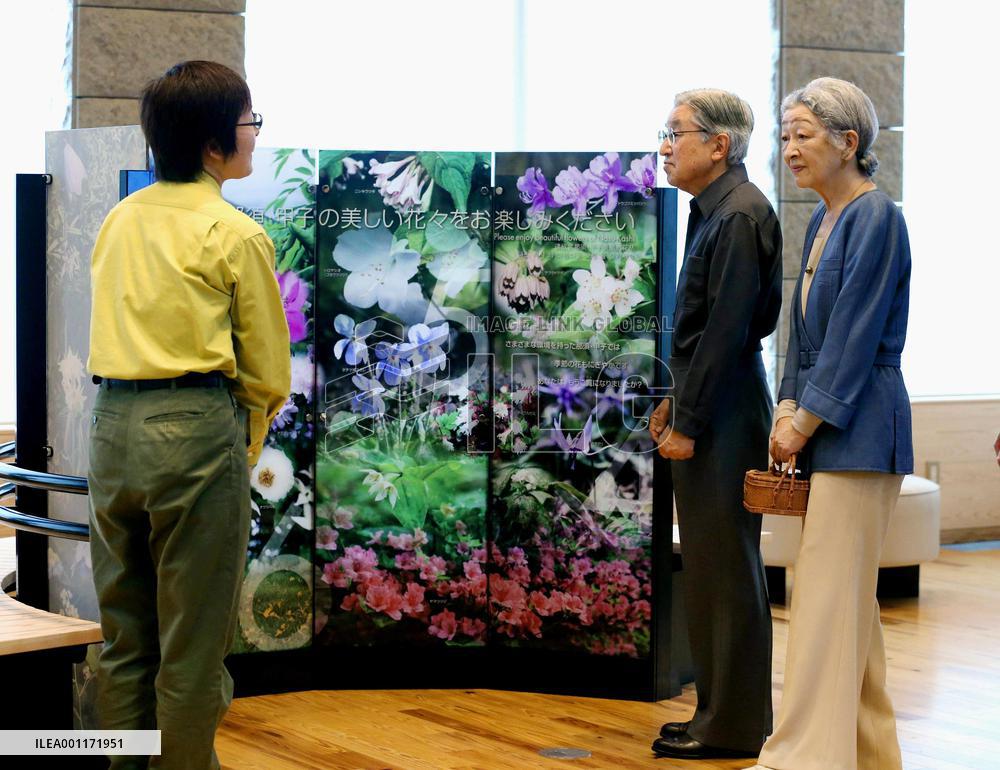 Emperor, empress visit Nasu exhibition