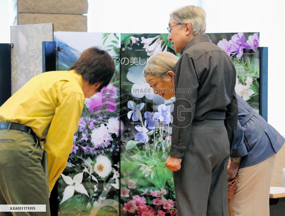 Emperor, empress visit Nasu exhibition
