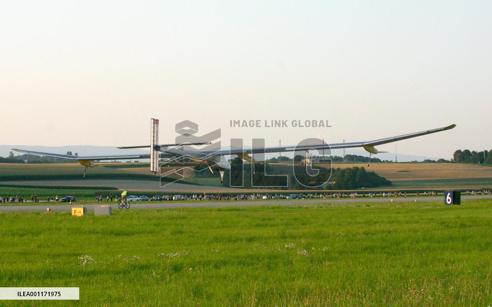 Solar plane completes transcontinental flight