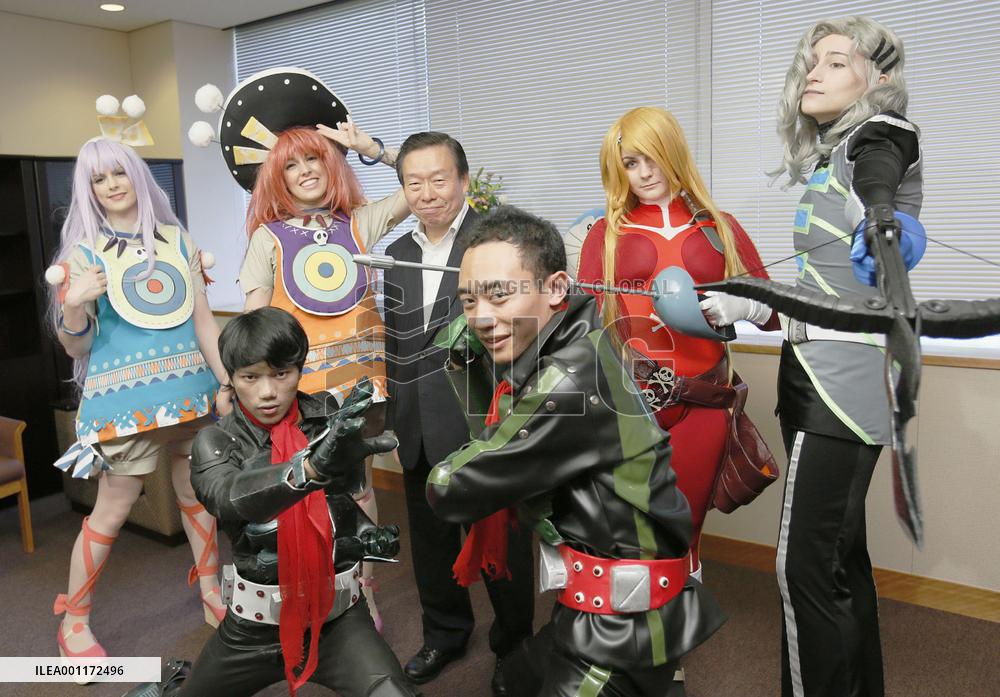 Foreign "cosplayers" visit Japan ministry