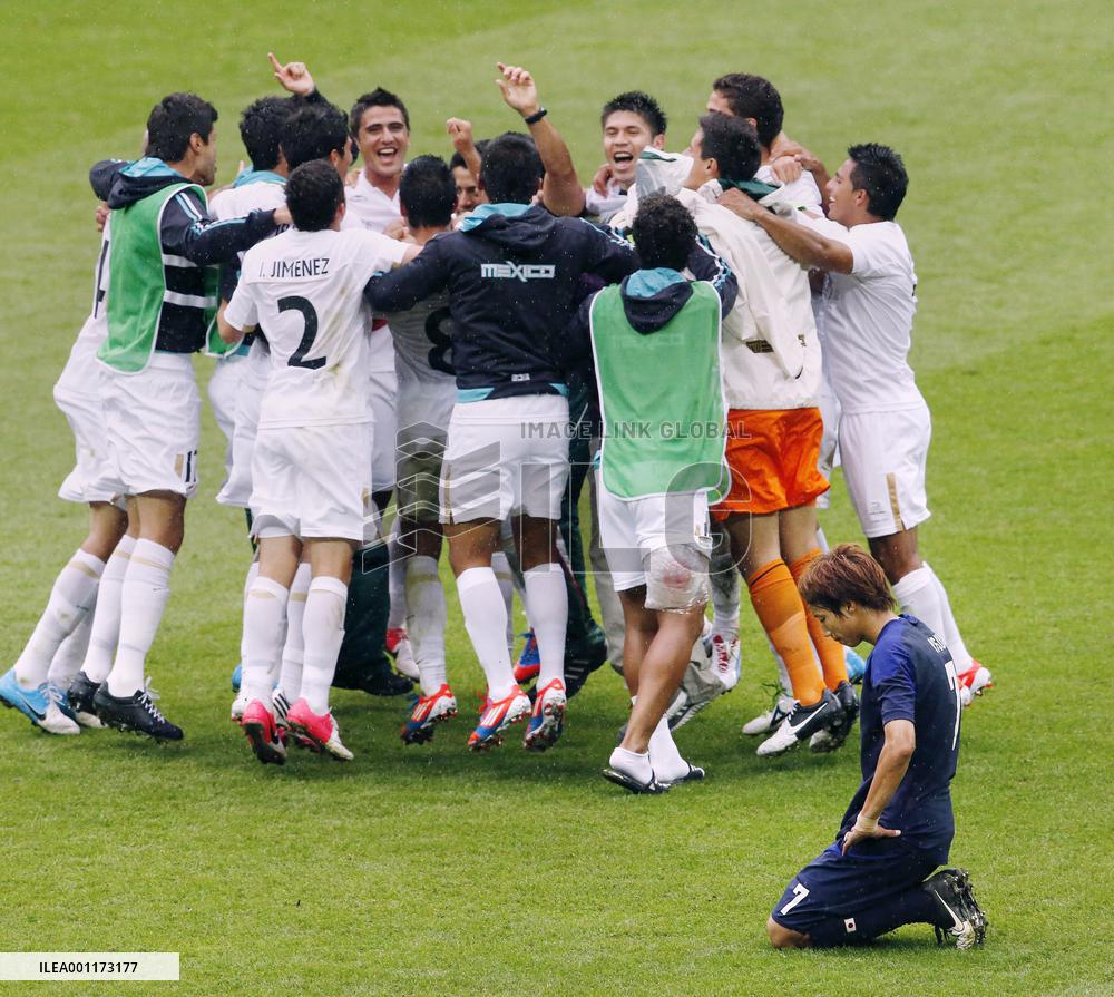 Japan lose to Mexico in men's soccer semifinal