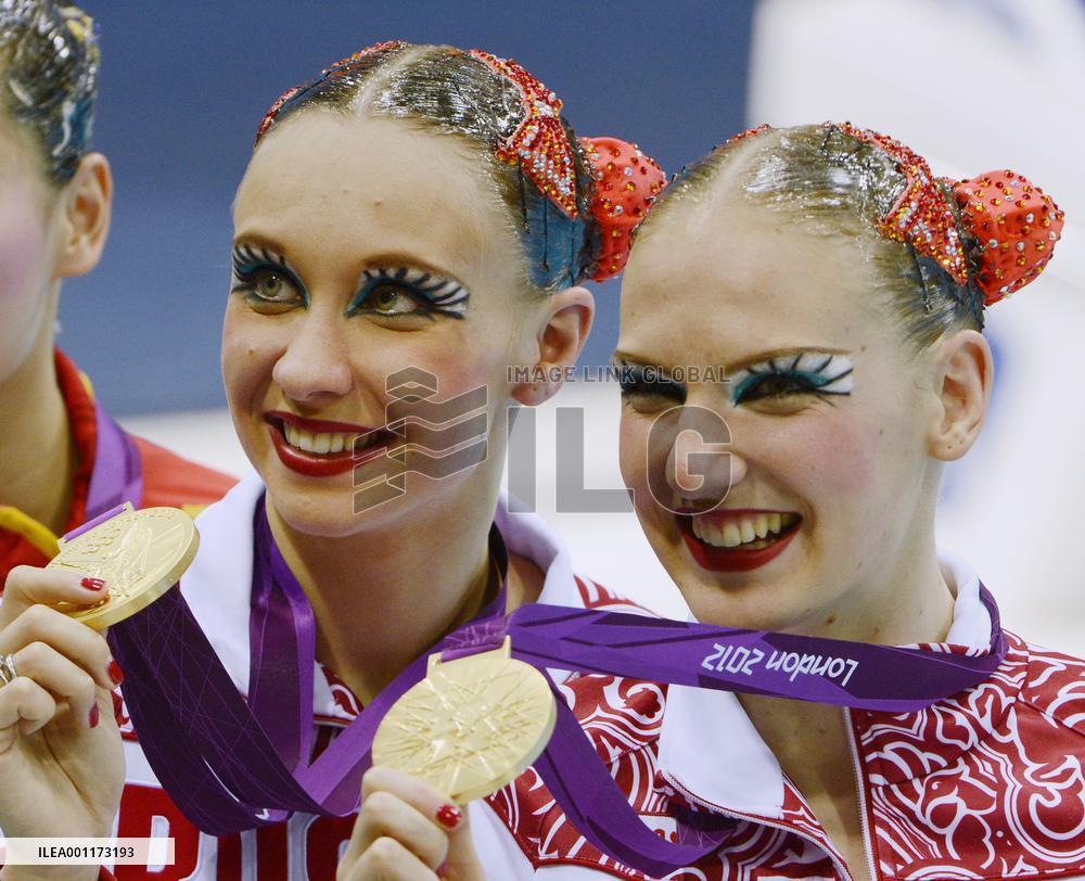 Russia wins Olympic synchro duet