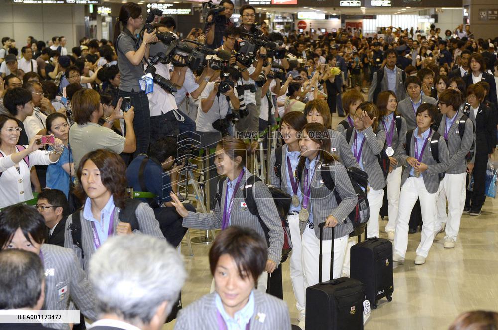 Nadeshiko return to Japan after winning silver