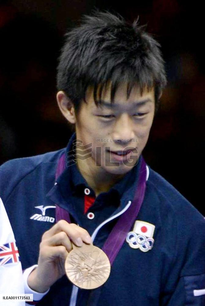 Shimizu bronze in Olympic bantam boxing