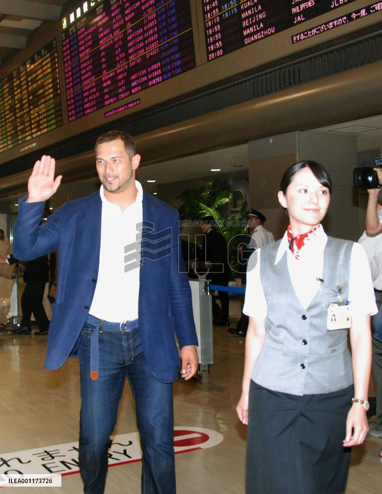 Murofushi returns home, denies breaking election rules